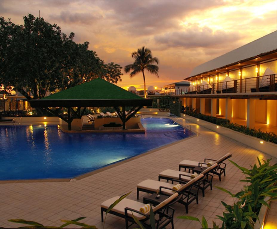 The Manila Hotel Екстериор снимка The pool at the Taj Bengal